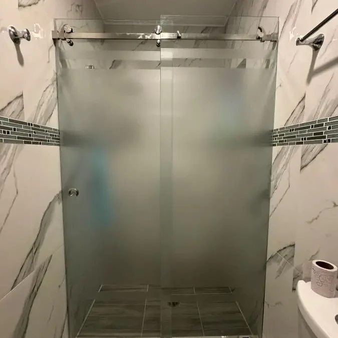 Galería Cancel de baño en vidrio briselado Galería Cancel de baño en vidrio biselado